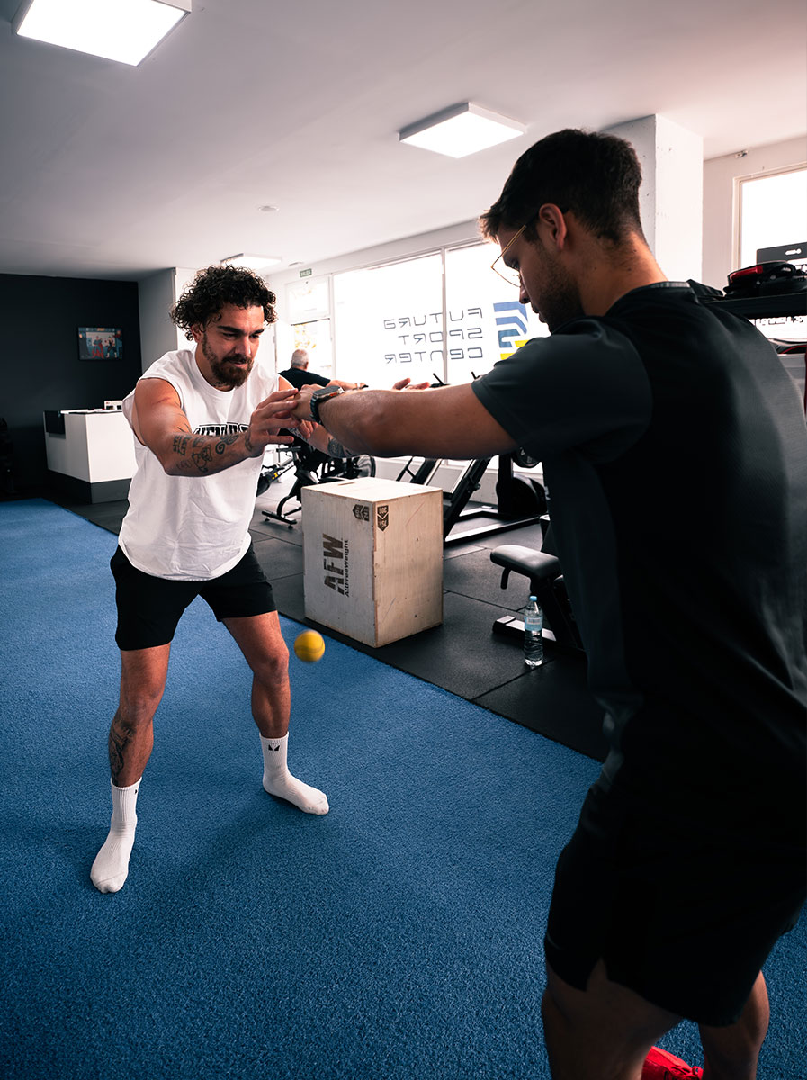 Entrenadores haciendo un ejercicio de entrenamiento juntos